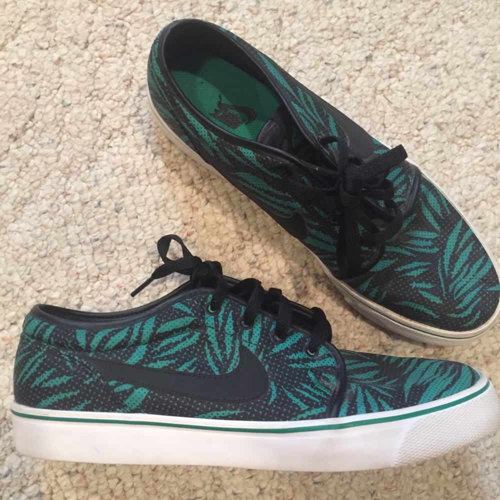 NIKE Toki Low TXT print Size 9.5 Lucid Green/Black - Picture 2 of 9